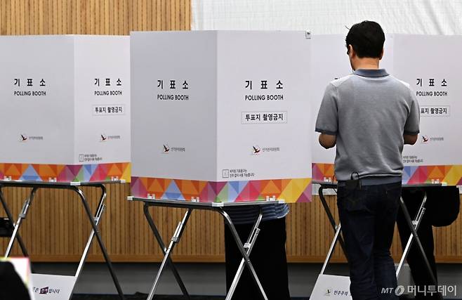 [수원=뉴시스] 김종택 기자 = 제21대 대통령선거 사전투표 둘째날인 30일 경기 수원시청 별관에 마련된 사전투표소에서 유권자가 투표를 하고 있다. 2025.05.30. jtk@newsis.com /사진=김종택