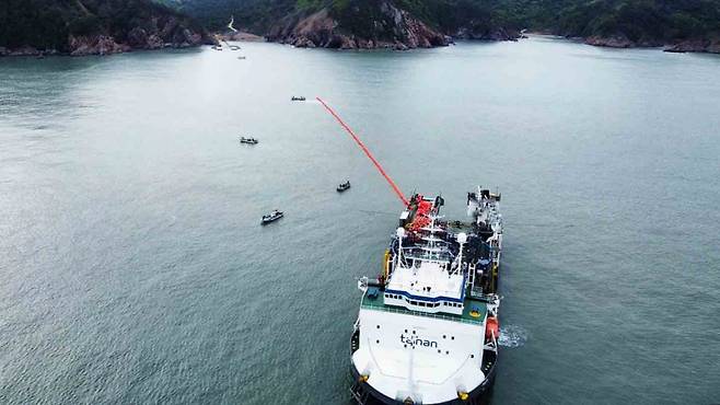 영광낙월 해상풍력 프로젝트에서 팔로스호가 외부망 해저케이블을 포설하고 있다./사진=대한전선