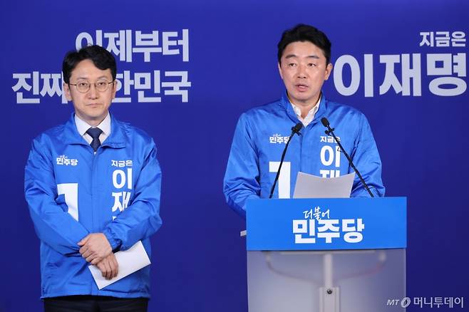 (서울=뉴스1) 안은나 기자 = 강훈식 더불어민주당 선대위 상황실장(오른쪽), 천준호 전략본부장이 30일 서울 여의도 중앙당사에서 기자간담회를 하고 있다. 2025.5.30/뉴스1  Copyright (C) 뉴스1. All rights reserved. 무단 전재 및 재배포,  AI학습 이용 금지. /사진=(서울=뉴스1) 안은나 기자