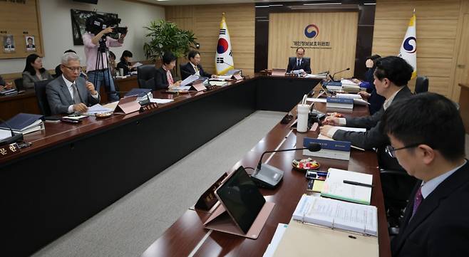 지난 14일 서울 종로구 정부서울청사에서 열린 개인정보보호위원회 2025년 제11회 전체회의./사진=뉴스1