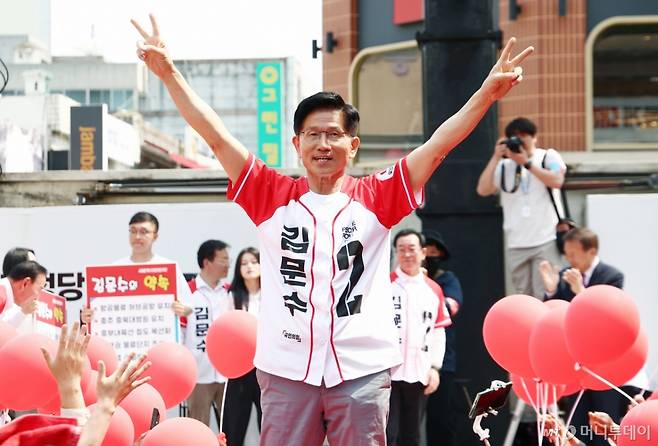 김문수 국민의힘 대통령 후보가 30일 오전 충북 충주 젊음의 거리에서 유세를 하고 있다./사진=뉴스1