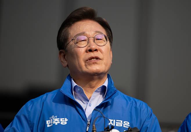 이재명 더불어민주당 대통령 후보가 6·3 대선을 앞두고 "이번 선거는 단순히 누가 대통령이 되느냐를 넘어서 내란 세력이 다시 권력을 잡느냐를 결정짓는 중대한 분기점"이라고 강조했다. 사진은 이재명 더불어민주당 대통령 후보가 30일 오후 강원 원주시 반곡동 원주행복마당에서 유세를 마친 후 취재진 질문에 답변하는 모습. /사진=뉴스1