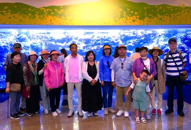 모처럼 행복… 신장 투석 환자 김순애(오른쪽 세 번째) 씨와 손자 준이 등 제주라파의집 입소 환자들과 보호자들이 지난 27일 제주 서귀포시의 아쿠아리움 ‘아쿠아플라넷 제주’에서 기념사진을 촬영하고 있다.    라파의집 제공