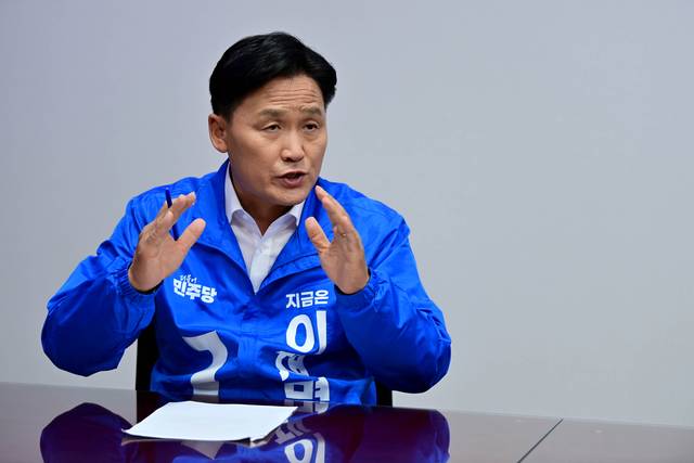 “침체에 내란… 정권 바꿔야” 김영진 더불어민주당 중앙선거대책위원회 정무1실장이 29일 국회 의원회관에서 문화일보와 인터뷰하고 있다. 문호남 기자