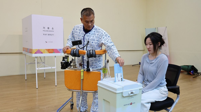 병원에서 입원 중인 유권자가 제21대 대통령선거 거소투표를 하고 있다. 해당 사진은 기사와 무관함. 연합뉴스