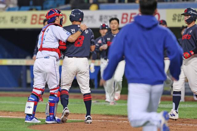 강민호(우)가 화가 난 전준우(좌)를 말리고 있다./삼성 라이온즈
