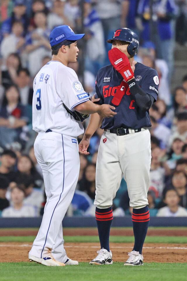사과한 최원태(좌)와 웃으며 받아준 전준우(우)./삼성 라이온즈