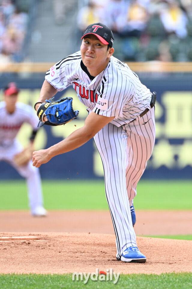 17일 서울 잠실야구장에서 열린 '2025 신한 SOL BANK KBO리그' KT 위즈와 LG 트윈스 더블헤더 1차전 경기. LG 선발 손주영이 힘차게 투구하고 있다./마이데일리