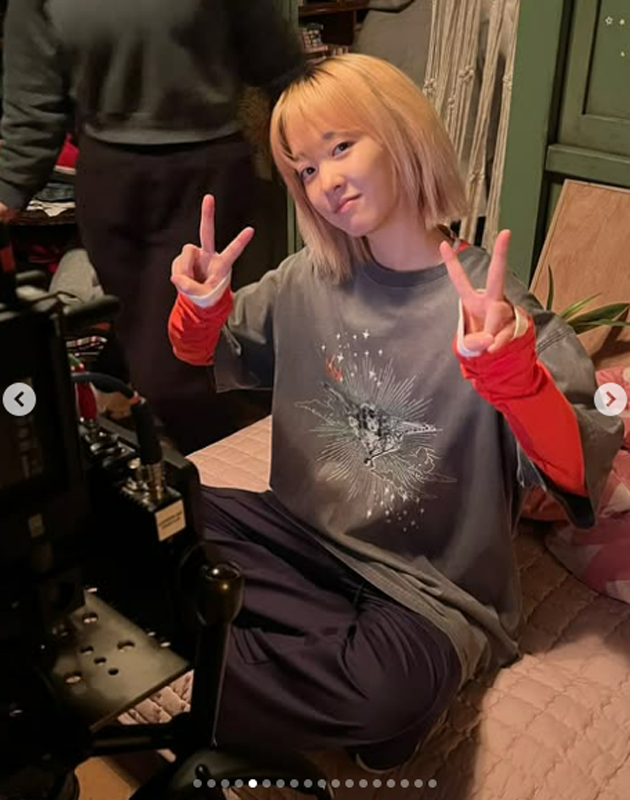 배우 박보영이 뾰로통한 표정으로 카메라 앞에 앉아 브이 포즈를 취하고 있다./박보영 공식 인스타그램