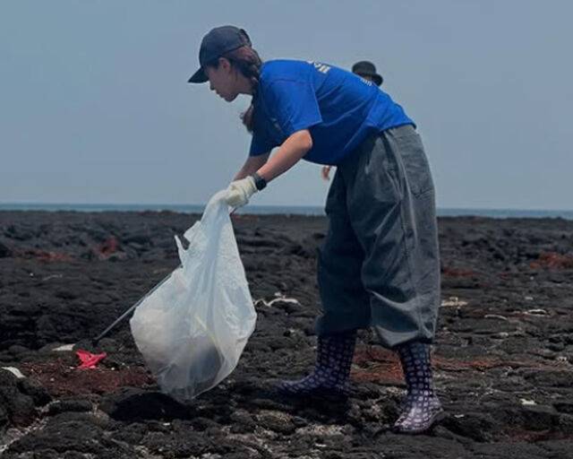 권유리가 봉지 가득 쓰레기를 줍고 있다. / 권유리 소셜미디어 캡처
