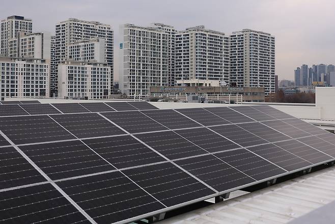 서울 송파구 가락시장 채소2동 옥상에 태양광 패널이 설치돼 있다.[연합]