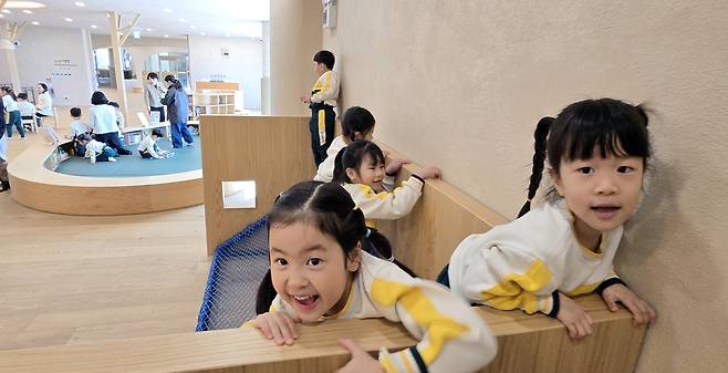 26일 제주도교육청 제주유아교육진흥원 회천분원인 ‘제주꿈새미’에서 봉개초병설유치원 어린이들이 찾아와 실내 활동을 하고 있다.[연합]