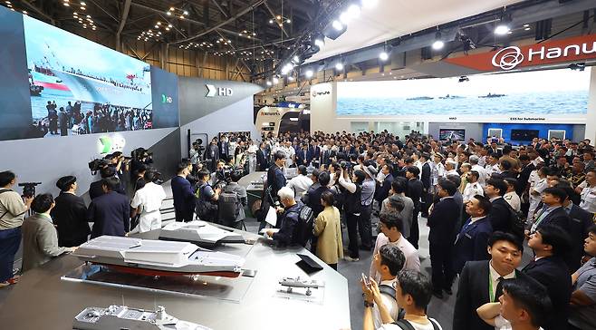 28일 부산 해운대구 벡스코에서 개막한 ‘국제해양방위산업전(MADEX) 2025’을 찾은 관람객이 전시부스를 관람하고 있다.  [연합]