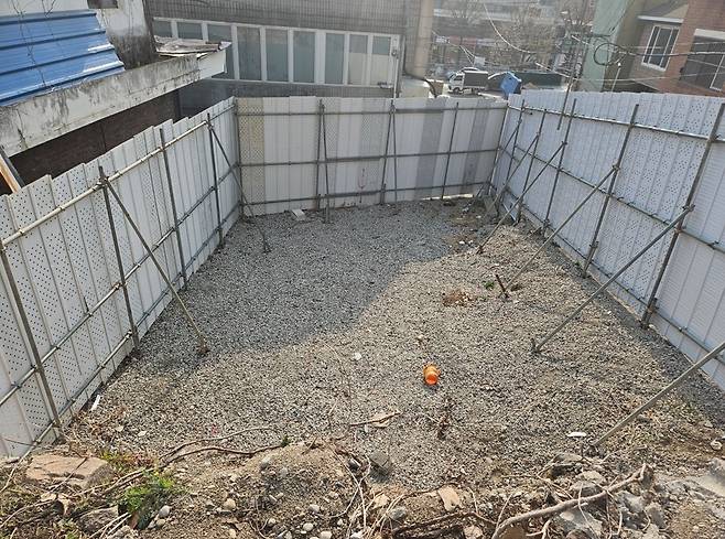 서울시 종로구에 있는 철거된 빈집 땅의 모습. [종로구]