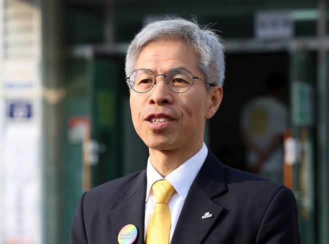 권영국 민주노동당 대선 후보. 사진은 권 후보가 제21대 대통령선거 사전투표 첫날인 29일 오전 전남 여수시 주암마을회관에 마련된 사전투표소에서 투표를 마치고 발언하는 모습. [연합]