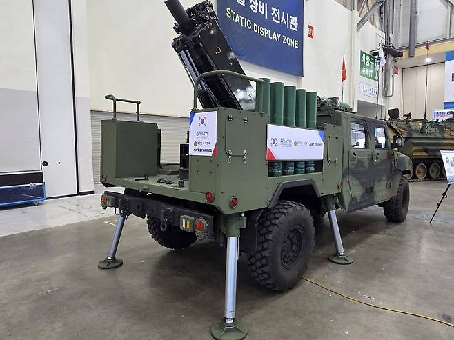 SNT다이내믹스가 28~31일 부산 벡스코(BEXCO)에서 열리는 ‘국제해양방위산업전(MADEX) 2025’에 ‘K-방산 원팀 플랫폼 전략’을 들고 나왔다. SNT다이내믹스는 해병대 부스에 상륙작전용 소형전술차량(LTV) 탑재형 120㎜ 자주박격포체계, LIG넥스원 부스에는 무인수상정(USV) 주무장 3포열 20㎜ 원격사격통제체계(RCWS)를 선보였다. [SNT모티브 제공]