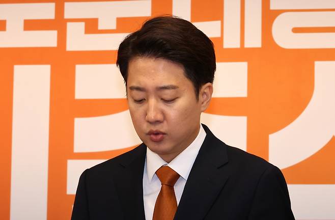 이준석 개혁신당 대통령선거 후보가 29일 국회에서 긴급기자회견을 열고 TV 토론회에서 여성 신체에 대한 표현으로 논란이 되고 있는 것과 관련해 입장을 밝히고 있다. [연합]