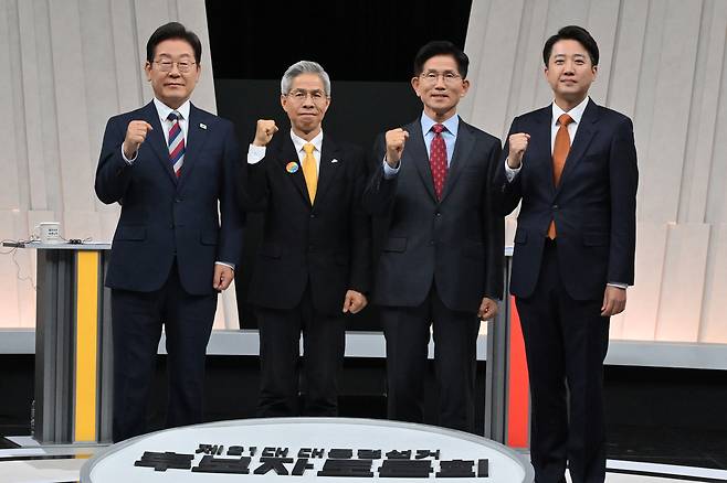 더불어민주당 이재명·민주노동당 권영국·국민의힘 김문수·개혁신당 이준석 대선 후보가 지난 27일 서울 마포구 상암동 MBC 스튜디오에서 진행된 정치 분야 TV토론회에 앞서 포즈를 취하고 있다. [국회사진기자단] [연합]