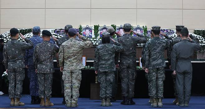 30일 경북 포항시 남구 해군 항공사령부 체육관에 마련된 ‘해군 P-3CK 917호기 순직자 합동분향소’에서 순직 해군 동료들이 헌화 후 경례하고 있다. [연합]