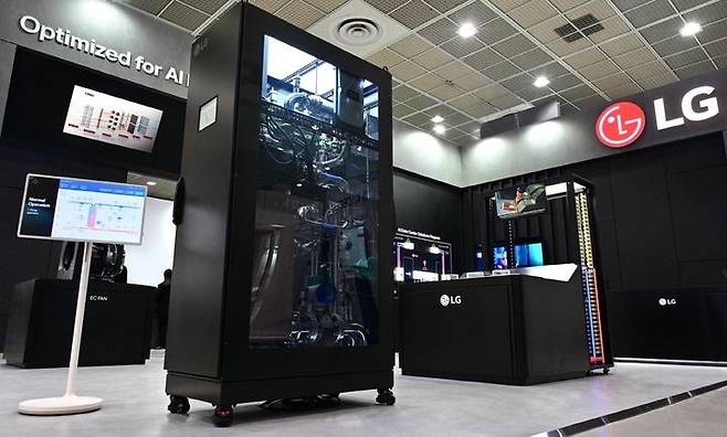 [서울=뉴시스]LG전자가 AI시대를 맞아 급성장하는 데이터센터에 차별화된 고효율 HVAC 솔루션 공급을 더욱 확대한다. 사진은 데이터센터 내 CPU·GPU 칩의 열을 직접 냉각시키는 액체냉각 솔루션인 LG전자 CDU(냉각수 분배 장치). (사진 = LG전자) 2025.05.26. photo@newsis.com  *재판매 및 DB 금지