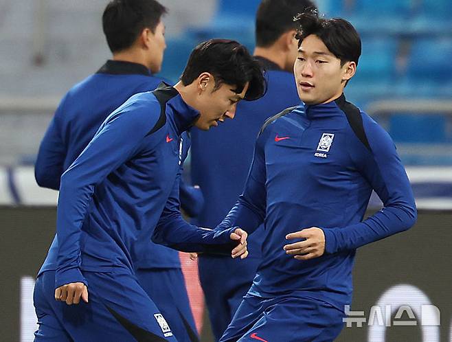 [암만(요르단)=뉴시스] 이영환 기자 = 축구 대표팀 손흥민과 배준호가 지난해 11월18일 오후(현지시각) 요르단 암만 국제 경기장에서 훈련을 하고 있다.홍명보 감독이 이끄는 축구 대표팀은 오는 19일 이곳에서 팔레스타인과 2026 국제축구연맹(FIFA) 북중미 월드컵 아시아 3차 예선 B조 6차전을 치른다. 2024.11.19. 20hwan@newsis.com