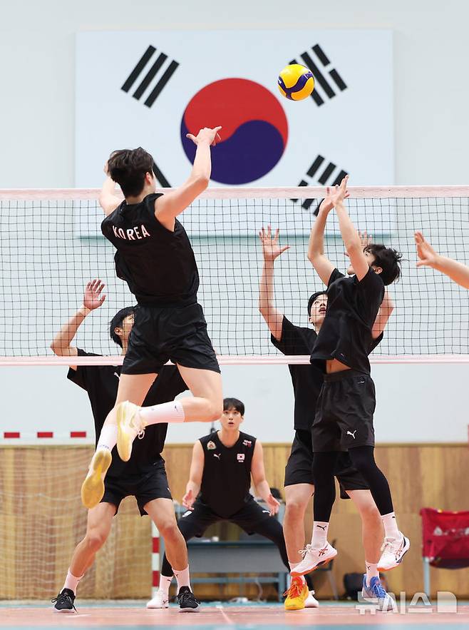 [진천=뉴시스] 황준선 기자 = 대한민국 배구 남자 국가대표팀 선수들이 23일 오후 충북 진천군 진천국가대표선수촌에서 훈련을 하고 있다. 2025.05.23. hwang@newsis.com