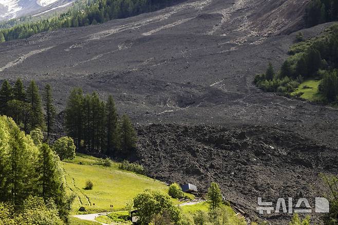 [블라텐=AP/뉴시스] 29일(현지 시간) 스위스 발레주 블라텐 마을에서 전날 발생한 대규모 산사태로 바위, 토사 등 잔해가 뒤덮여 있다. 28일 발생한 산사태로 암석 등이 빙하와 함께 쏟아져 내려 마을의 90%가 매몰되고 1명이 실종됐다. 주민들은 산사태 조기 경보 시스템으로 지난 19일 미리 대피한 것으로 알려졌다. 2025.05.29.