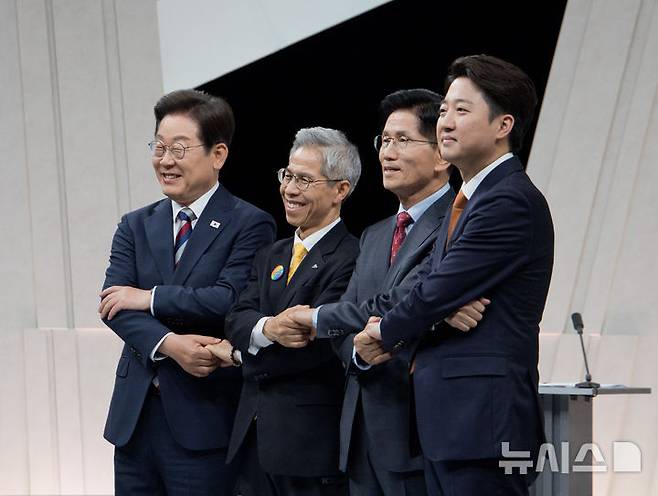 [서울=뉴시스] 국회사진기자단 = 지난 27일 오후 서울 마포구 상암동 MBC 스튜디오에서 열린 중앙선거방송토론위원회 주관 제21대 대통령선거 3차 후보자토론회 시작에 앞서 각 정당 대선후보들이 기념촬영을 하고 있다. 왼쪽부터 이재명 더불어민주당, 권영국 민주노동당, 김문수 국민의힘, 이준석 개혁신당 대선후보. 2025.05.27. photo@newsis.com