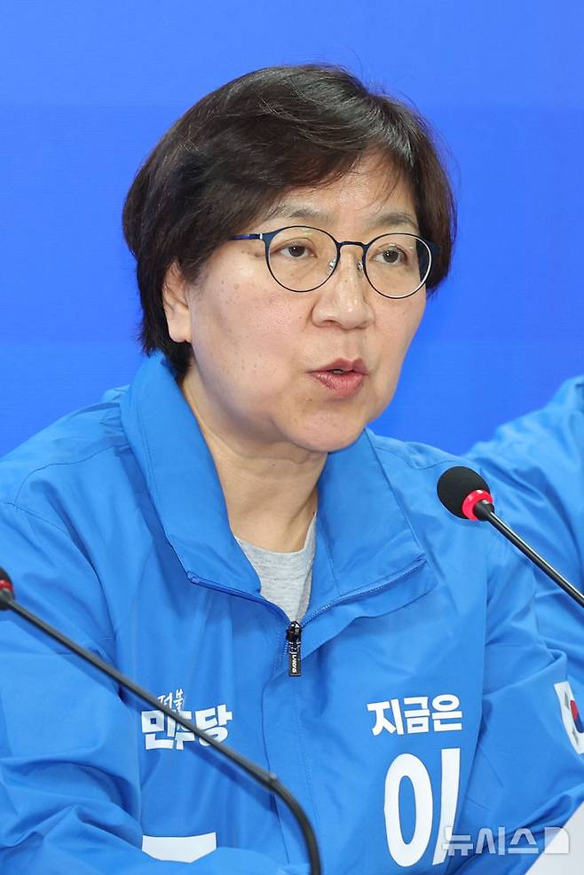 [서울=뉴시스] 권창회 기자 = 정은경 더불어민주당 총괄선거대책위원장이 9일 오전 서울 여의도 더불어민주당 중앙당사에서 열린 중앙선거대책위원회의에서 발언하고 있다. 2025.05.09. kch0523@newsis.com