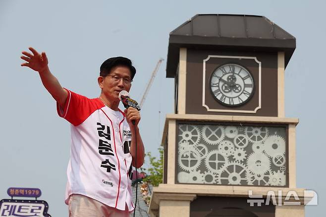 [가평=뉴시스] 고승민 기자 = 김문수 국민의힘 대선 후보가 30일 경기 가평 청평시계탑 광장에서 유세를 하고 있다. 2025.05.30. kkssmm99@newsis.com