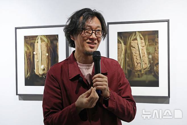 [부산=뉴시스] 박진희 기자 = 정연두 작가. 2025.04.25. pak7130@newsis.com