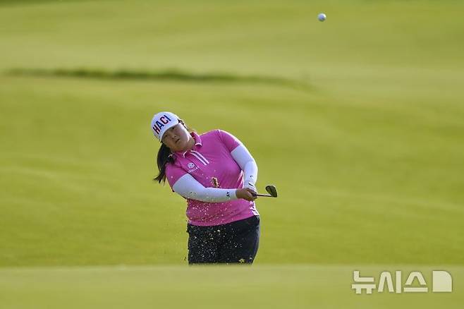 [에린=AP/뉴시스] 엔젤 인이 29일(현지 시간) 미 위스콘신주 에린의 에린힐스에서 열린 미국여자프로골프(LPGA) 투어 제80회 US여자오픈 1라운드 18번홀에서 칩샷을 하고 있다. 2025.05.30.<font style="vertical-align: inherit;"><font style="vertical-align: inherit;"></font></font>