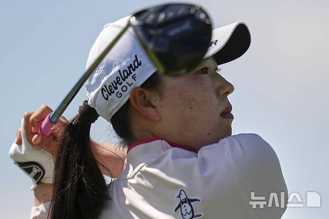 [에린=AP/뉴시스] 일본의 다케다 리오가 29일(현지 시간) 미 위스콘신주 에린의 에린힐스에서 열린 미국여자프로골프(LPGA) 투어 제80회 US여자오픈 1라운드 3번홀에서 티샷을 하고 있다. 2025.05.30.