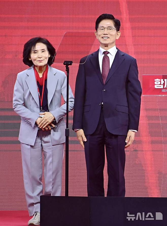[고양=뉴시스] 국회사진기자단 = 국민의힘 대선 후보로 선출된 김문수 후보가 3일 경기 고양 킨텍스에서 열린 국민의힘 대선 후보 선출 전당대회에서 부인 설난영 여사와 기념촬영을 하고 있다. 2025.05.03. photo@newsis.com