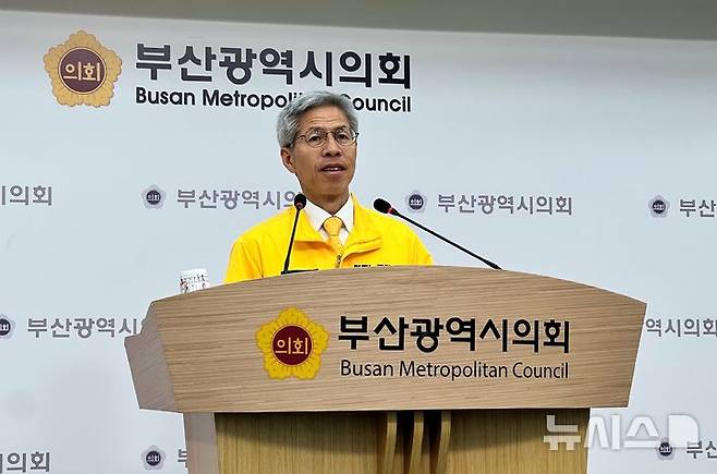 [부산=뉴시스] 원동화 기자 =  민주노동당 권영국 대선 후보가 30일 부산시의회 브리핑룸에서 기자회견을 진행하고 있다. 2025.05.30. dhwon@newsis.com