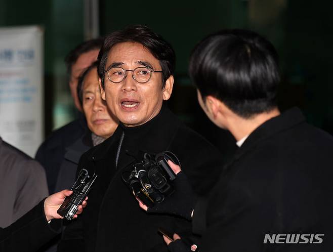 [서울=뉴시스] 김명년 기자 = 유시민 전 노무현재단 이사장이 지난 2023년 12월 21일 오후 서울 마포구 서울서부지방법원에서 열린 한동훈 법무부 장관에 대한 명예훼손 혐의 항소심 선고기일에서 벌금형을 선고 받은 후 취재진의 질문에 답하고 있다. 2023.12.21. kmn@newsis.com