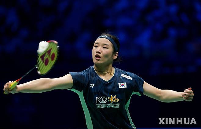 [샤먼=신화/뉴시스] 안세영이 4일(현지 시간) 중국 푸젠성 샤먼에서 열린 2025 세계배드민턴연맹(BWF) 수디르만컵 중국과의 결승전 여자 단식 2경기에서 왕즈이와 경기하고 있다. 안세영이 2-0(21-17 21-16)으로 승리했으나 한국은 혼합 복식, 남자 단식, 여자 복식에서 모두 패해 매치 스코어 1-3으로 준우승을 거뒀다. 2025.05.05.