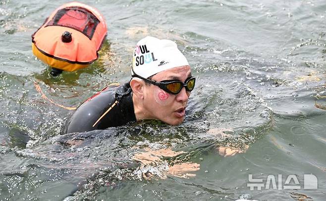 [서울=뉴시스] 조수정 기자 = 오세훈 서울시장이 30일 서울 한강에서 제2회 쉬엄쉬엄 한강3종 축제 사전점검 및 깨끗한 한강 수질을 홍보하기 위해 잠실대교 남단 수중보에서 뚝섬수상안전교육장까지 1km 구간을 수영으로 도하하고 있다. (사진=서울시 제공) 2025.05.30. chocrystal@newsis.com