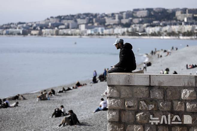 [니스=AP/뉴시스] 프랑스는 7월1일부터 해변과 공원, 학교 밖 등 야외 공공장소에서 금연령을 시행한다고 29일(현지 시간) 발표했다. 위반시 15유로(약 21만원)의 과태료가 부과된다. 사진은 지난 2월16일 프랑스 니스 앙글레 산책로 해변에서 사람들이 일광욕을 하고 있는 모습. 2025.05.30.
