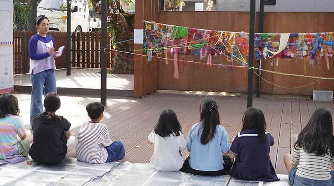 [밀양=뉴시스] 지난해 꿈의 트라이앵글 활동을 하고 있다. (사진=밀양시 제공) 2025.05.30. photo@newsis.com *재판매 및 DB 금지