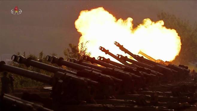 [서울=뉴시스] = 김정은 북한 국무위원장이 지난 29일 조선인민군 대연합부대 포병구분대 포사격경기를 참관했다고 조선중앙TV가 30일 보도했다. (사진 = 조선중앙TV 캡처) 2025.05.30. photo@newsis.com *재판매 및 DB 금지