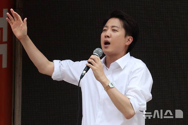 [서울=뉴시스] 추상철 기자 = 이준석 개혁신당 대선후보가 30일 오후 서울 동작구 중앙대학교 후문에서 열린 유세에서 지지를 호소하고 있다. 2025.05.30. scchoo@newsis.com