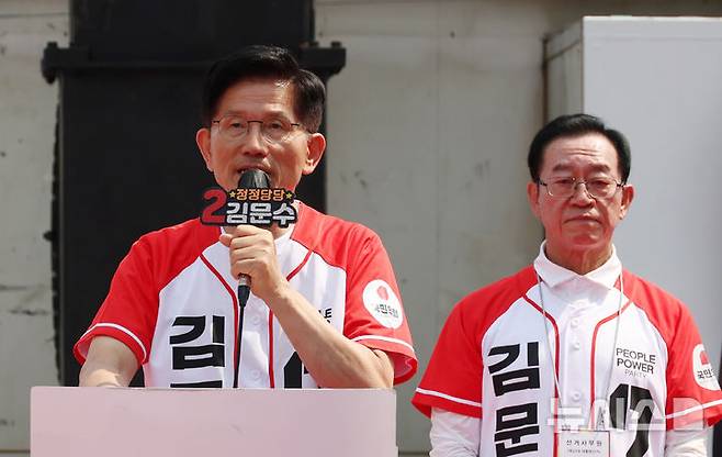 [충주=뉴시스] 고승민 기자 = 김문수 국민의힘 대선 후보가 30일 충북 충주 젊음의거리에서 유세를 하던 중 경제분야 공약을 발표하고 있다. 2025.05.30. kkssmm99@newsis.com