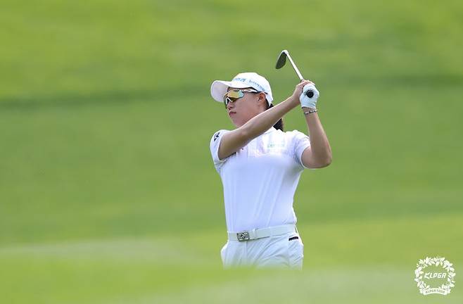 [서울=뉴시스] 정윤지가 30일 경기 양평 더스타휴 골프앤리조트에서 열린 Sh 수협은행 MBN 여자오픈 1라운드 11번홀에서 아이언 티샷을 하고 있다. (사진=KLPGA 제공) 2025.05.30. photo@newsis.com *재판매 및 DB 금지