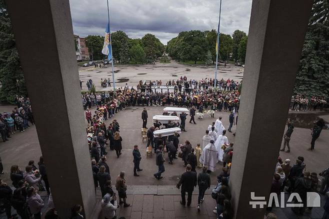 [코로스티시우=AP/뉴시스] 우크라이나가 다음 달 2일 이스탄불 튀르키예에서 2차 협상을 하자는 러시아 제안을 수락했다. 사진은 지난 28일(현지 시간) 우크라이나 지토미르주 코로스티시우에서 러시아의 공습으로 숨진 삼 남매의 장례식이 진행되는 모습. 2025.05.30.