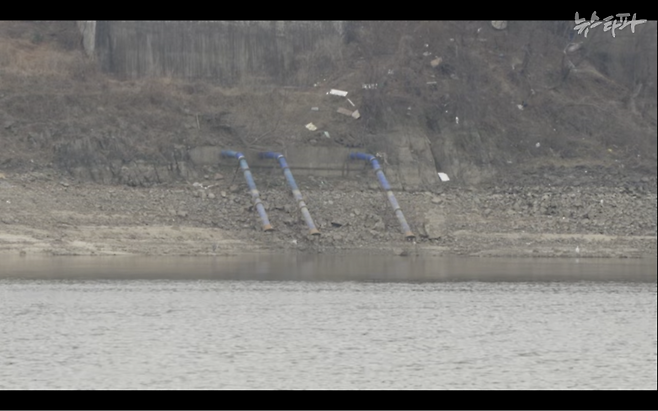 낙동강 현풍 양수장의 취수구가 드러나 있는 모습. 보를 개방하자 수위가 내려갔다. 이대로는 물을 공급할 수 없다.