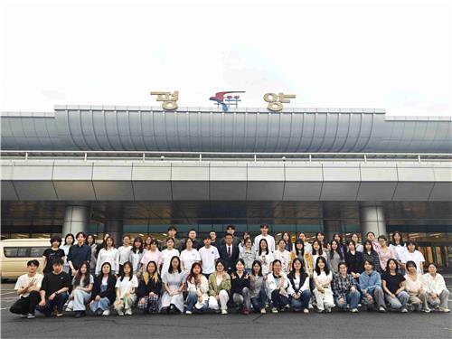 27일 평양에 도착한 중국 국비 유학생들 [주북 중국대사관 제공. 연합뉴스]