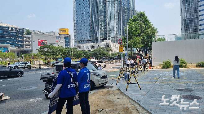 29일 서울 용산역 근처 횡단보도 앞에서 더불어민주당 선거사무원들이 점심시간 선거유세를 하고 있다. 김지은 기자