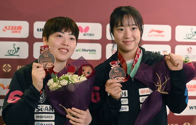 신유빈(오른쪽), 유한나가 2025 국제탁구연맹(ITTF) 세계선수권대회 여자 복식 시상식 후 동메달을 목에 걸고 포즈를 취한 모습. 다만 이들은 오는 6월 KTTL 1차 대회에는 나서지 않는다. [사진공동취재단]