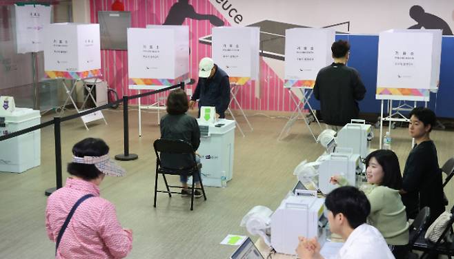 제21대 대통령 선거 사전투표 둘째 날인 30일 부산 수영 동원로얄듀크 101동 지하 휘트니스센터에 마련된 사전투표소에서 유권자들이 소중한 한표를 행사하고 있다. 연합뉴스